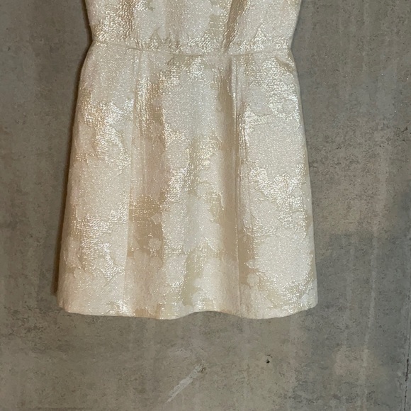 Alice + Olivia Mea Lantern Gold/Cream Shift Dress.  Size 4 - Picture 4 of 12